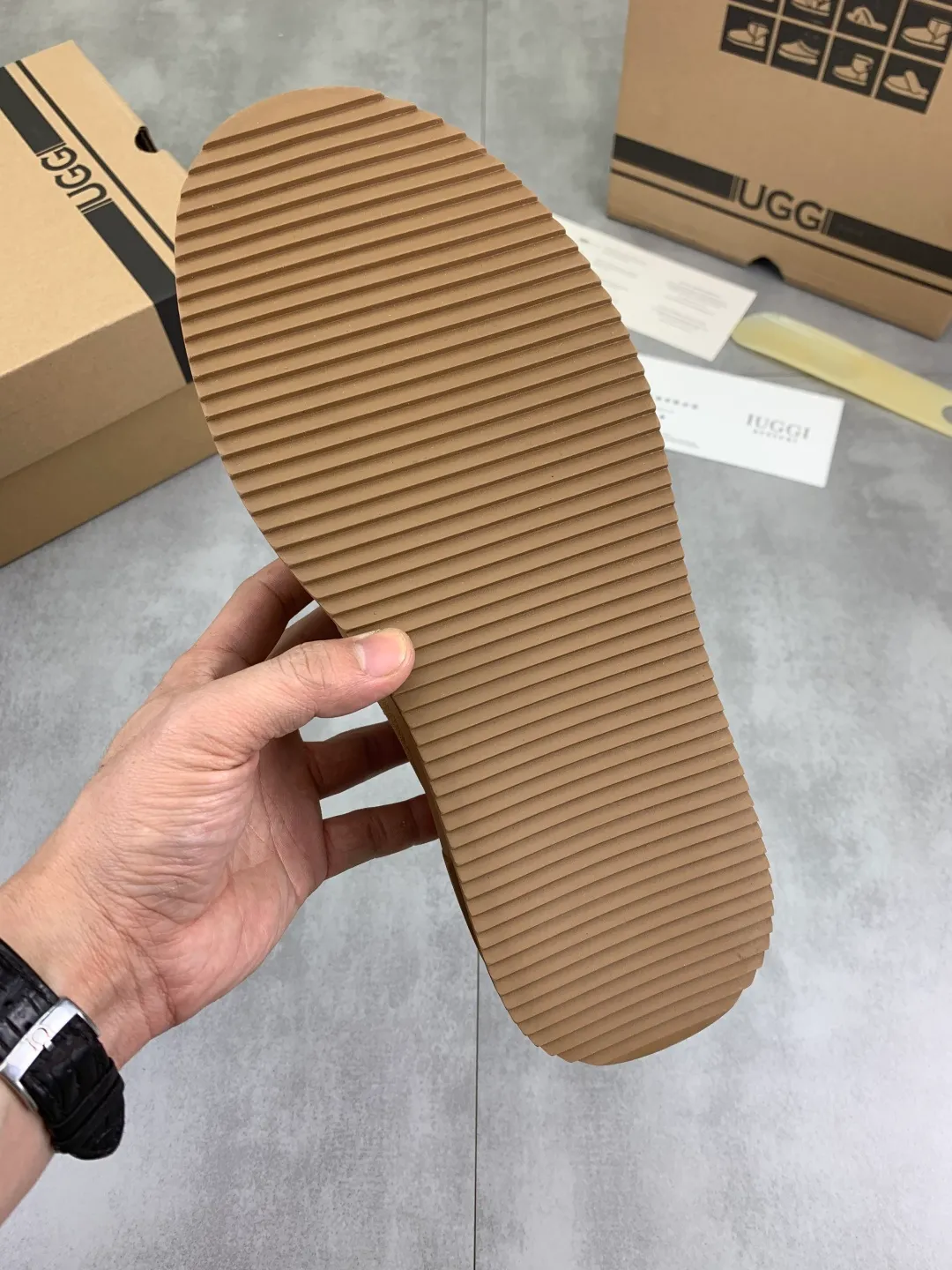 Men's men's shoes 💰P580 New arrival 🆕🆕🆕 IUGGI men's shoes slip-on loafers British style fashionable retro casual sneakers Convenient, comfortable, casual, versatile style Wool lining is comfortable and warm Rubber outsole Non-slip and firm Size: 39-44 Three colors 8731-8